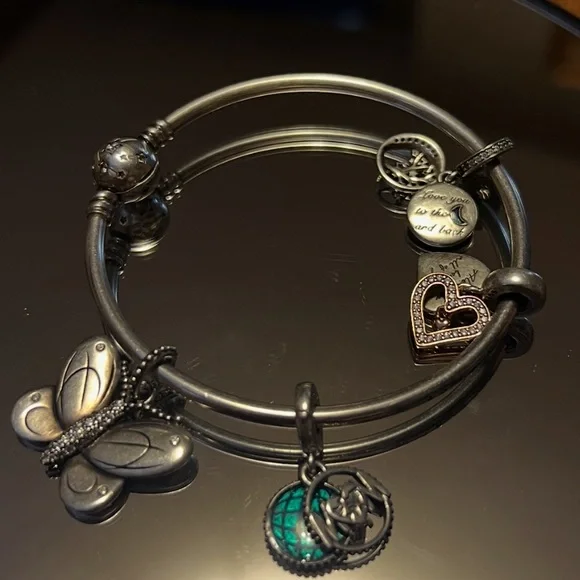 Authentic PANDORA Celestial
Limited Edition 925 Bangle with 4 charms for mom - Picture 10 of 16